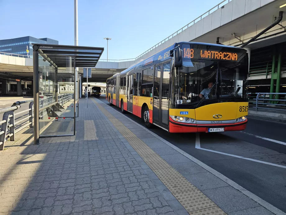 Autobus linii 148 przed halą przylotów