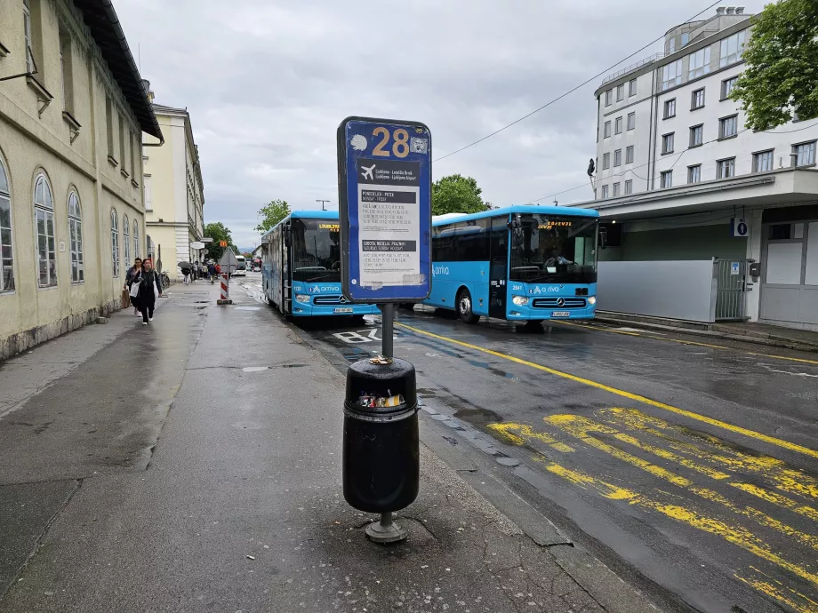 Przystanek autobusowy na lotnisku w pobliżu głównego dworca kolejowego