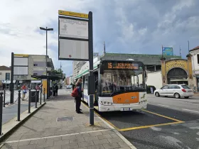 Przystanek autobusowy 15 na lotnisko przed stacją Mestre