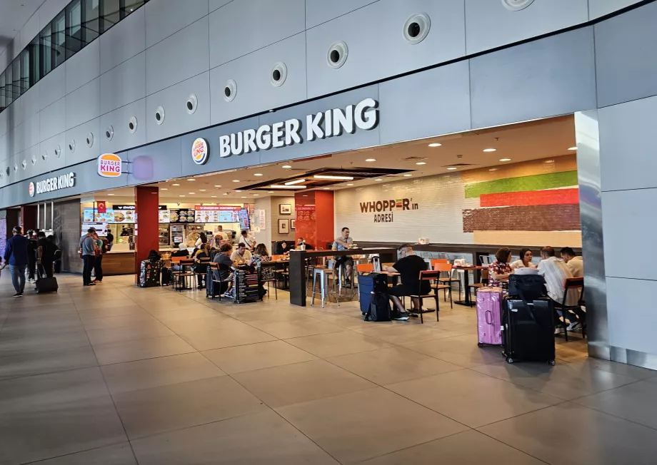 Buger King w hali przylotów, strefa publiczna