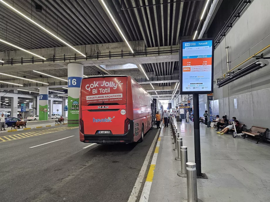 Przystanek autobusowy na lotnisku - kierunek Taksim (centrum)