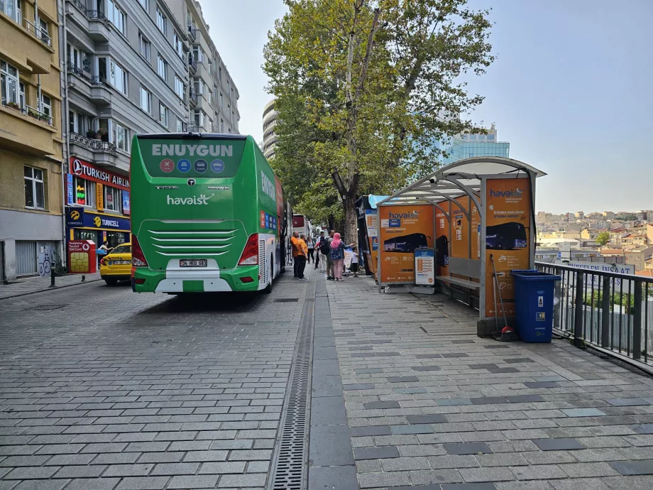 Przystanek autobusowy na placu Taksim