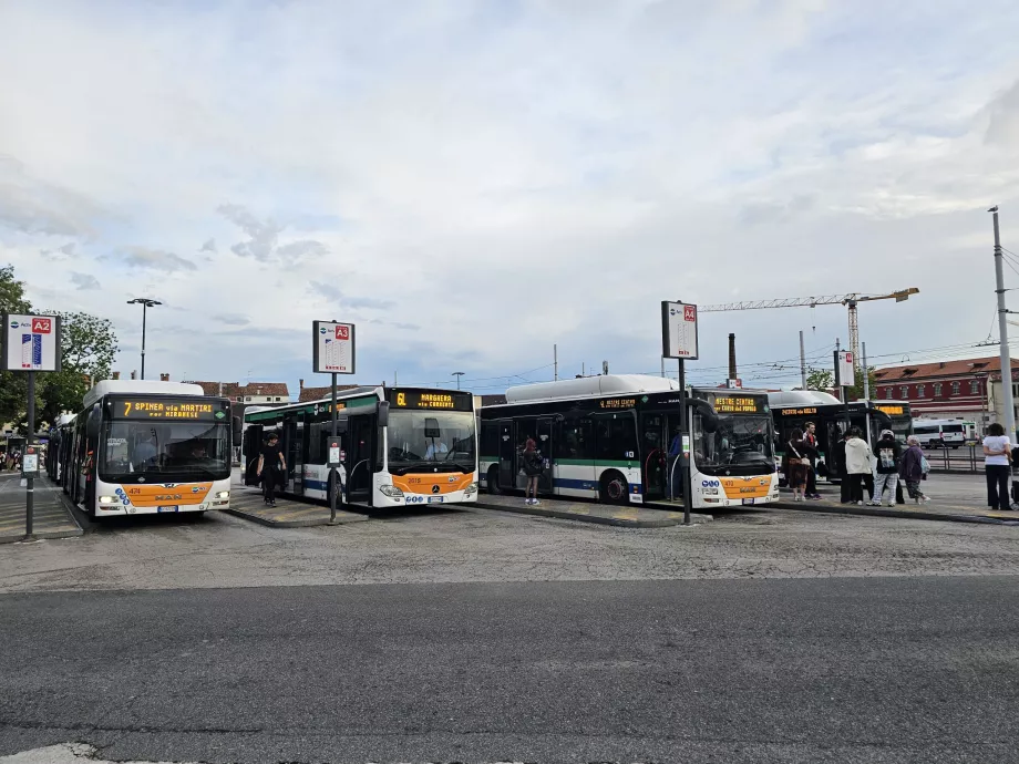 Przystanki autobusowe w Piazzale Roma