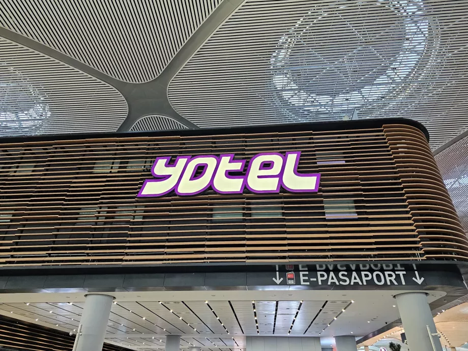 Yotel, część publiczna