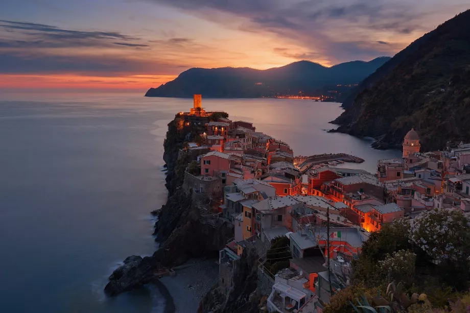 Vernazza nocą z wieży strażniczej