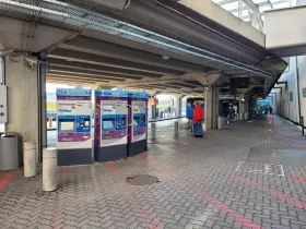 Automaty biletowe transportu publicznego przed terminalem