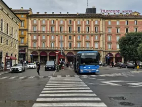 Autobusy 81, 91, 35 i 39 zatrzymują się przed Bologna Centrale
