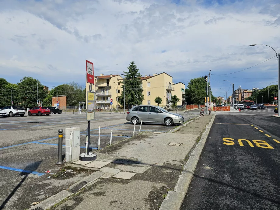 Przystanek autobusowy 944, Ospedale Maggiore