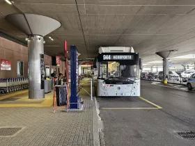 Przystanek autobusowy 944 na lotnisku