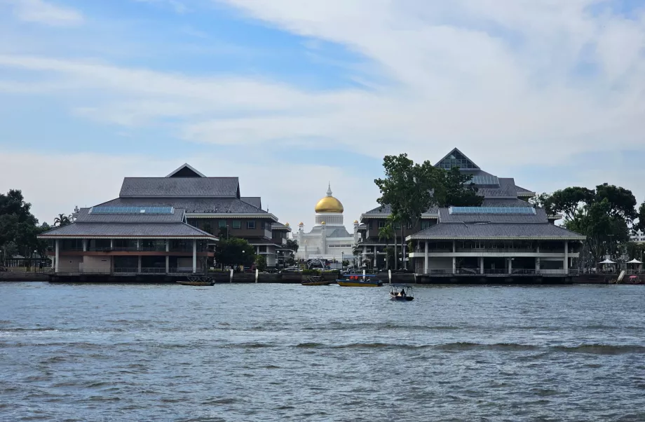 Widok na meczet Omara Alego Sajfuddiena z Kampong Ayer