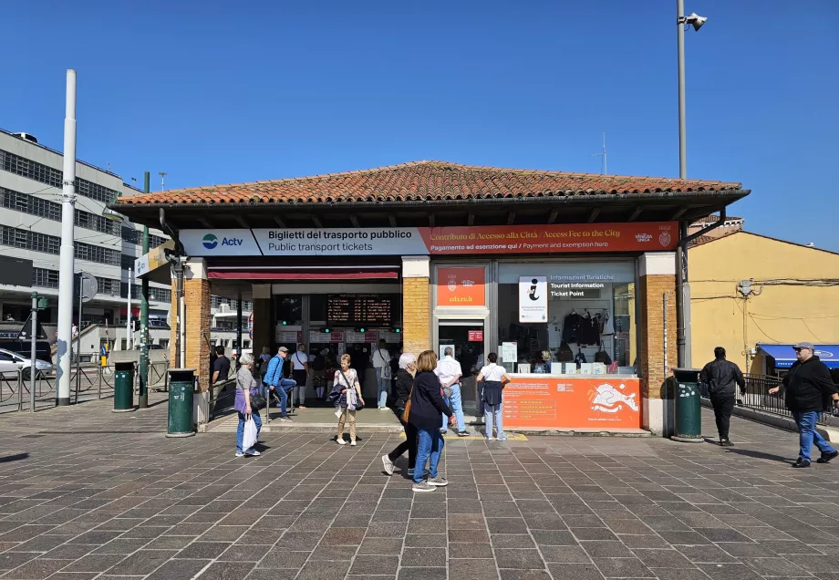 Kasa biletowa na Piazzale Roma