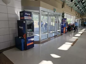 Bankomaty przy wyjściu z lobby