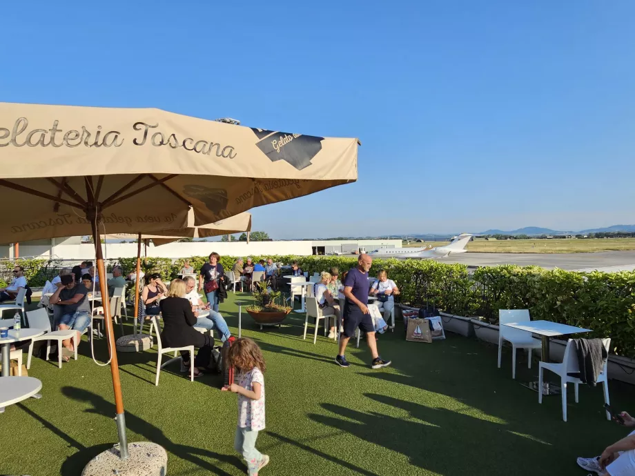 Restauracja na świeżym powietrzu, lotnisko Rimini