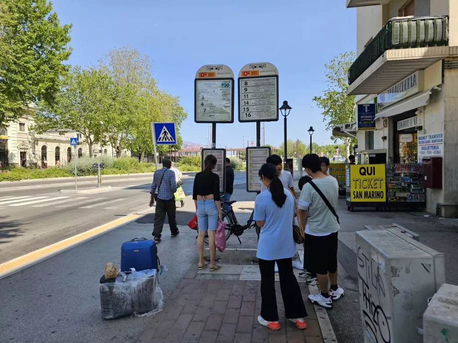 Przystanek autobusowy w kierunku lotniska przy głównym dworcu kolejowym