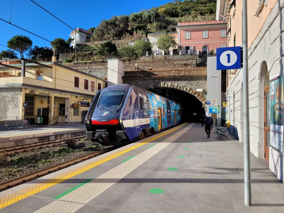 Pociąg przyjeżdżający z Sestri Levante