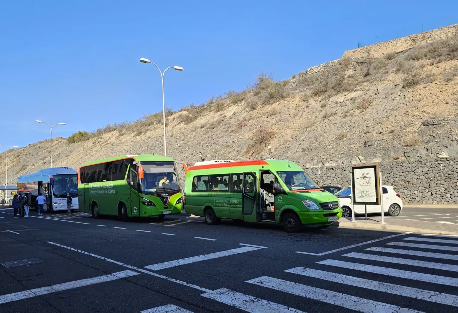 Autobus komunikacji miejskiej zatrzymuje się przed terminalem