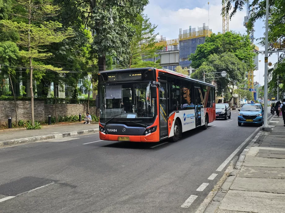 Wolniejsze czerwone i białe autobusy