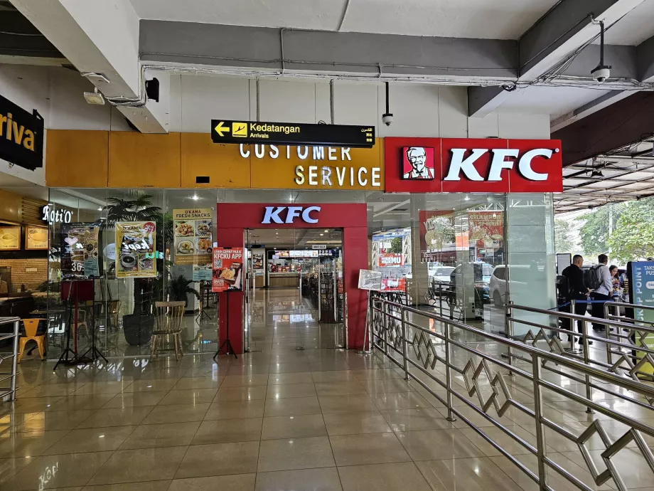 KFC przed halą przylotów