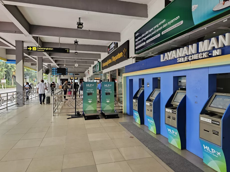 Kioski samoobsługowe przed wejściem do hali