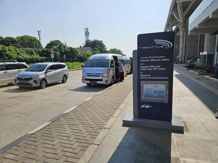 Przystanek autobusowy na lotnisku Halim przed stacją szybkiej kolei