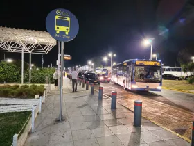 Przystanek autobusowy na lotnisku