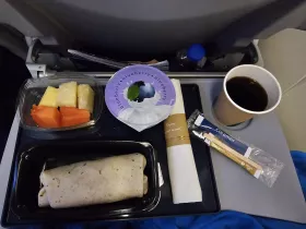 Śniadanie podczas lotu długodystansowego liniami KLM