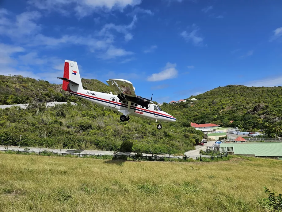 Winair ląduje na lotnisku St. Barth