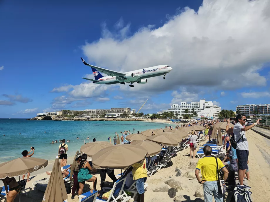 Parasole przeciwsłoneczne z leżakami na Maho Beach