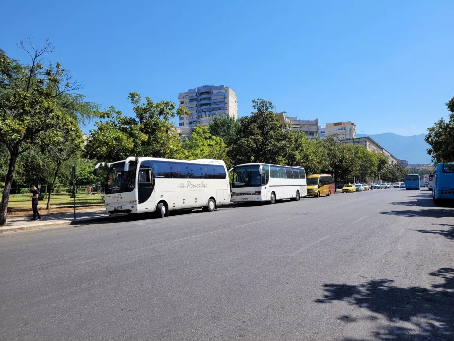 Autobusy na lotnisko po wschodniej stronie placu