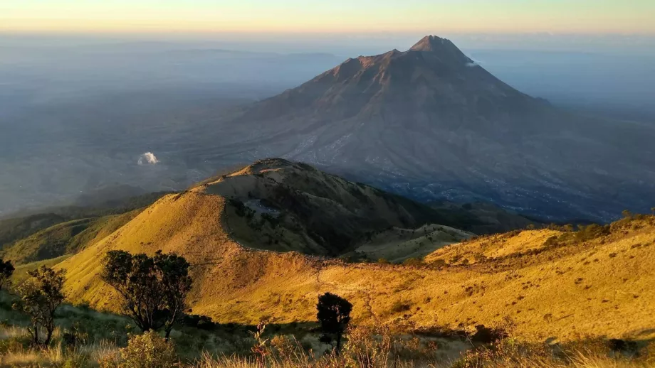 Widok ze szczytu góry Merbabu na wulkan Merapi