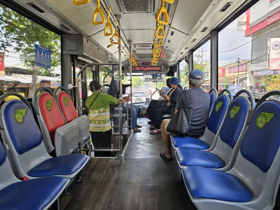 Wnętrze autobusów TransJogja