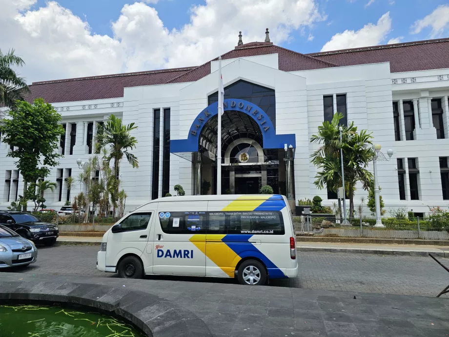 Przystanek autobusowy DAMRI przed siedzibą Bank Indonesia