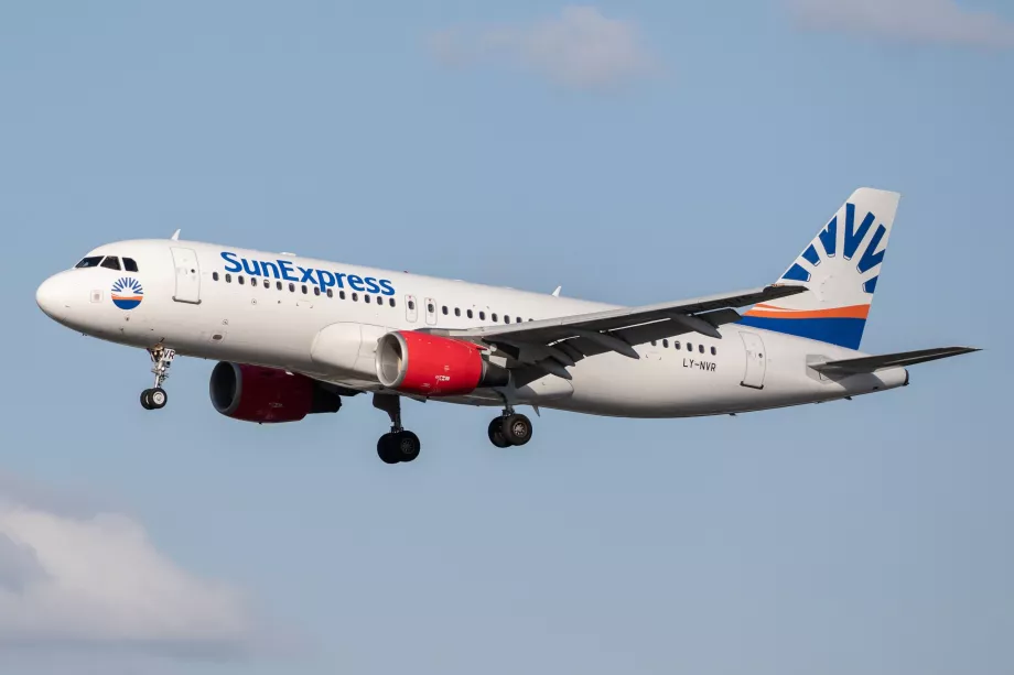 Samolot SunExpress LY-NVR