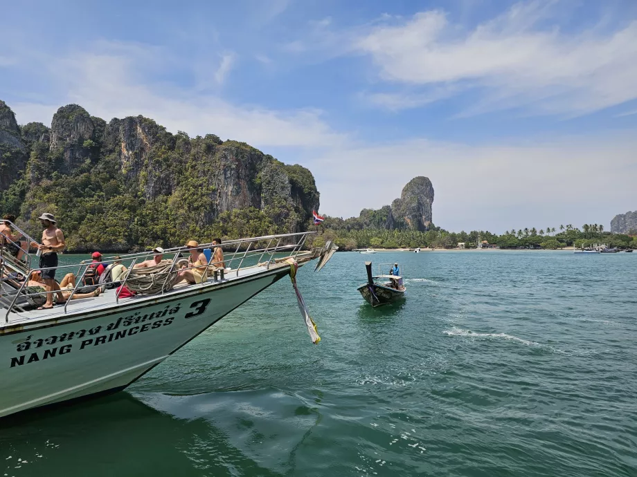 Cumowanie dużych statków w Railay