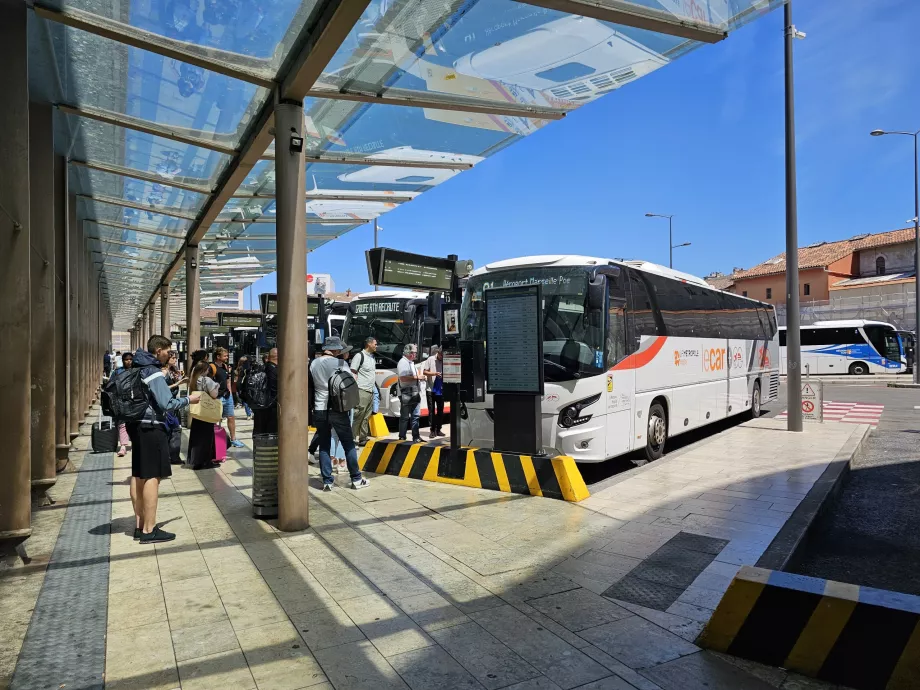 Przystanek autobusowy na lotnisku, St. Charles