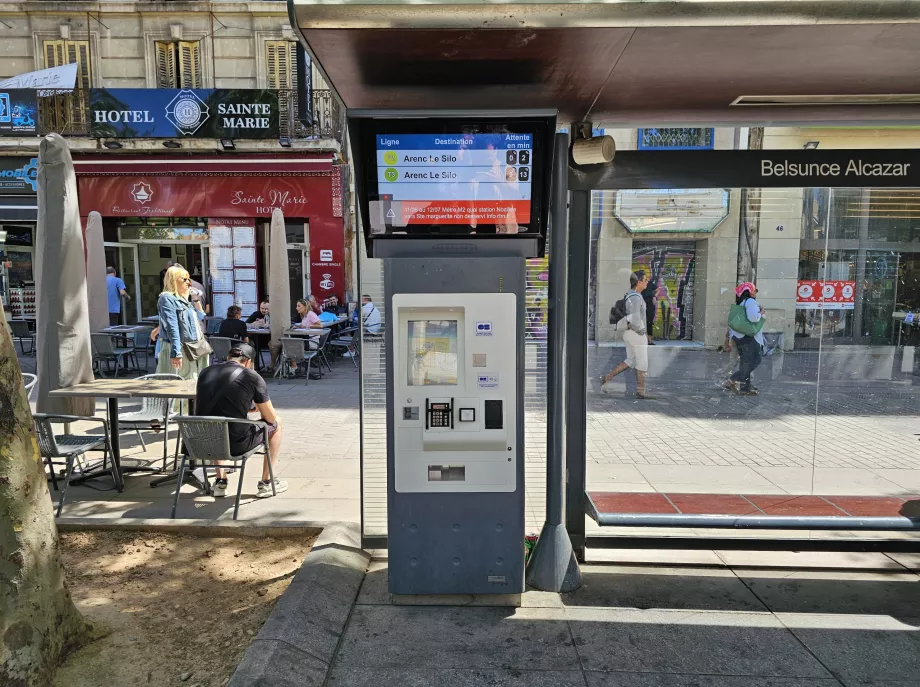 Automat biletowy na przystanku tramwajowym