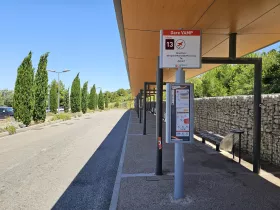 Przystanek autobusowy w kierunku lotniska