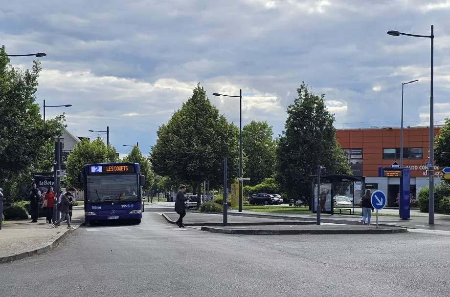 Autobus linii 2, przystanek w kierunku centrum po prawej stronie.