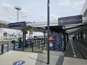Stoiska taksówek i aplikacji mobilnych (Uber, Bolt), Terminal 4