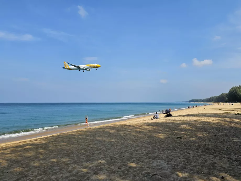 Skuter nad plażą Mai Khao