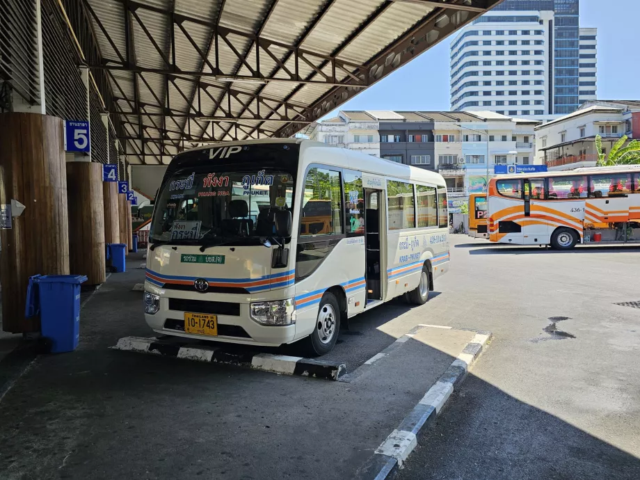 Autobus do Krabi z terminalu autobusowego 1 w mieście Phuket