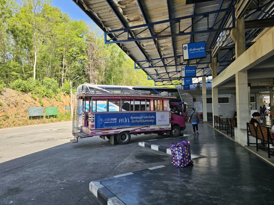 Różowy autobus na terminalu autobusowym 2