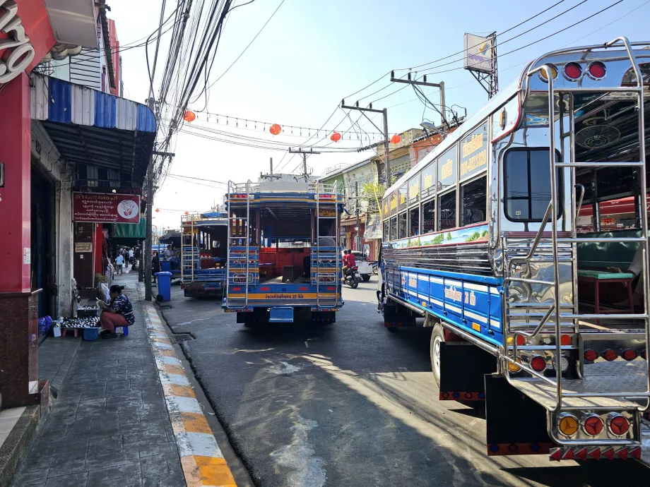 Dworzec autobusowy, niebieski autobus, miasto Phuket