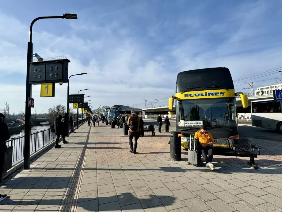 Przystanki autobusowe na dworcu kolejowym w Rydze