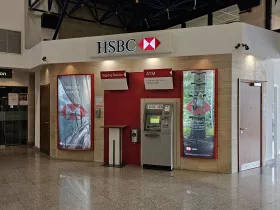 Bankomat HSBC, hala przylotów