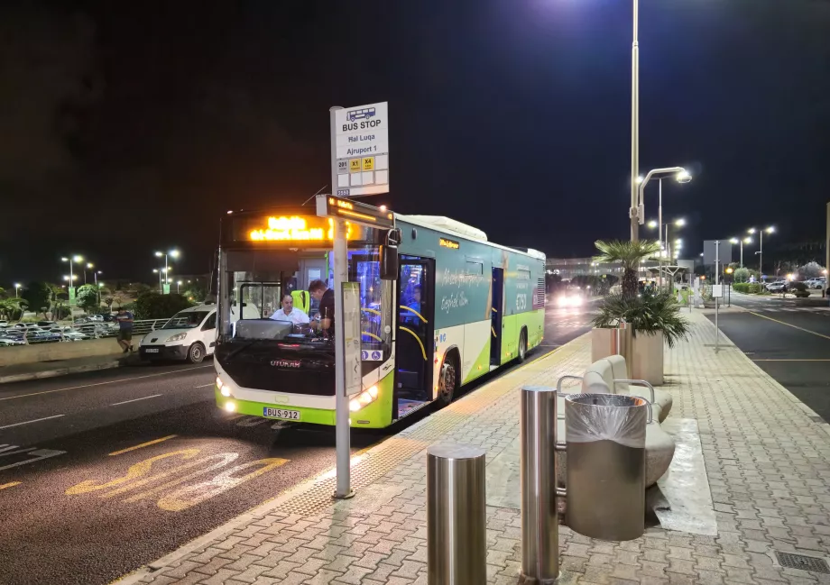 Przystanek autobusowy na lotnisku Malta