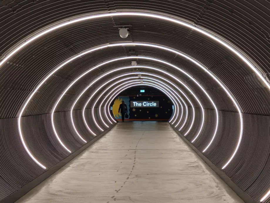 Tunel do centrum handlowego "The Circle"