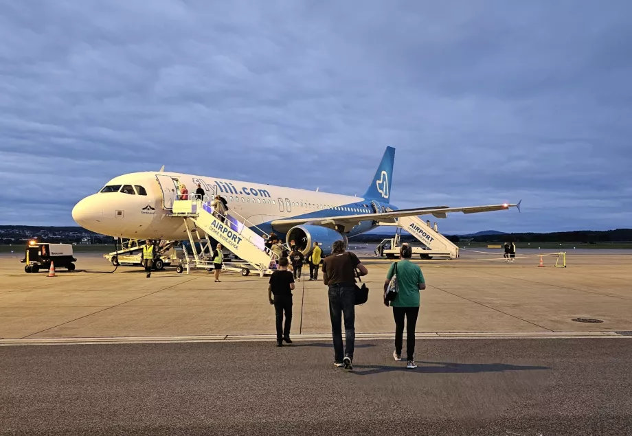 Airbus A320 Fly Lili na lotnisku w Czeskich Budziejowicach