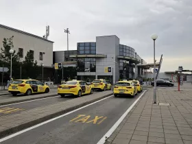 Postój taksówek przed Terminalem 1