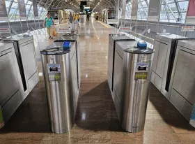 Bramki obrotowe umożliwiające dostęp do peronów metra